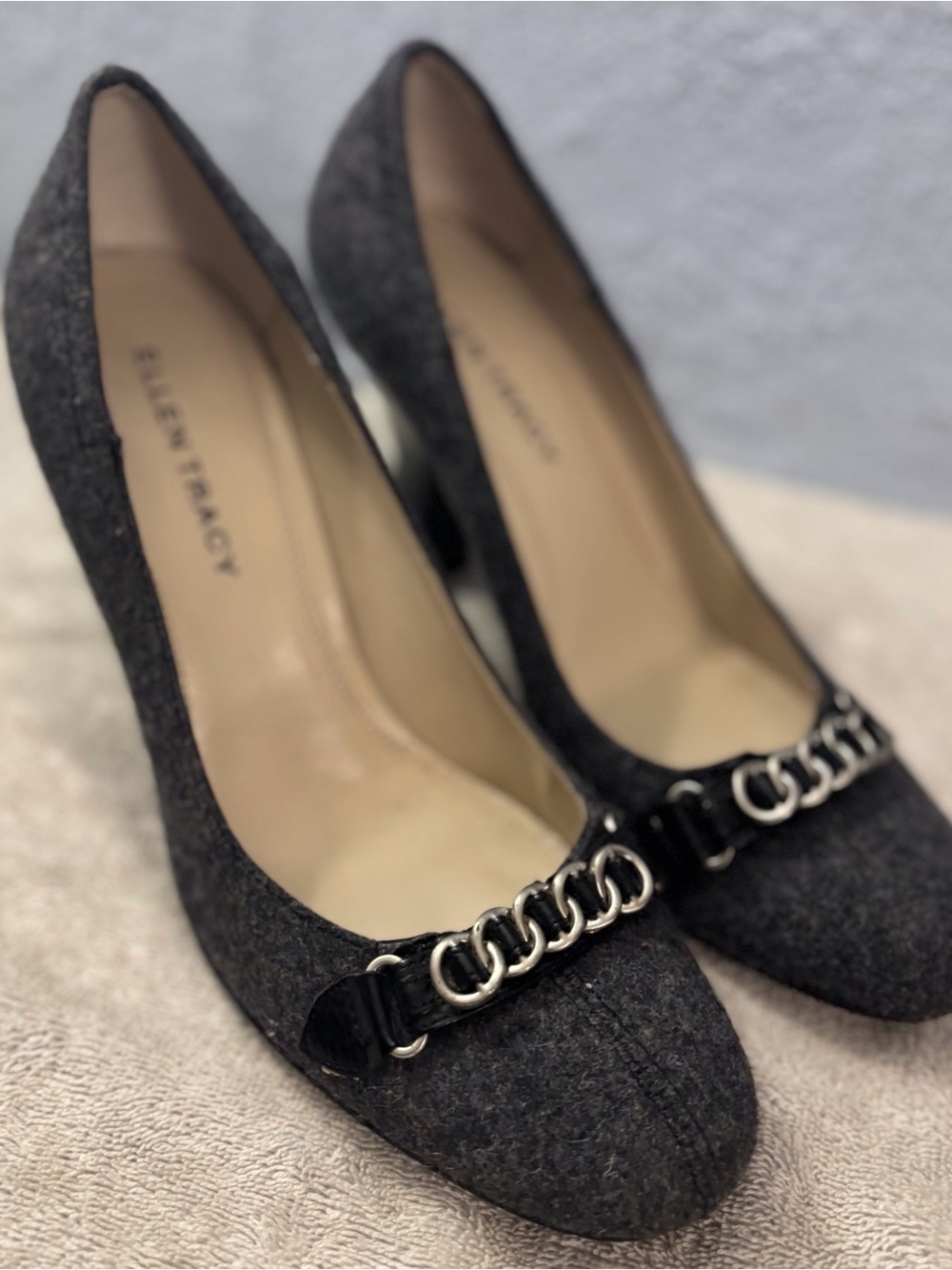 Ellen Tracy Charcoal Fabric Leather Sole SZ 9 M Chain-Detail Pumps Bayan